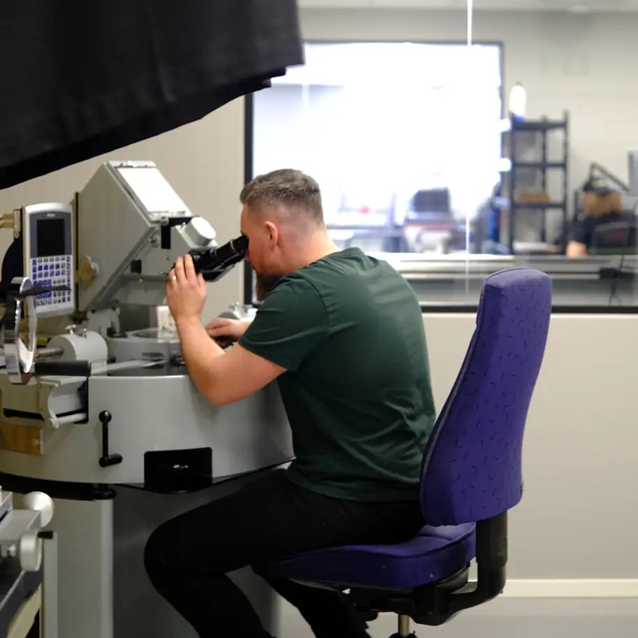 Tekniker som kalibrerar i kalibreringslaboratorium